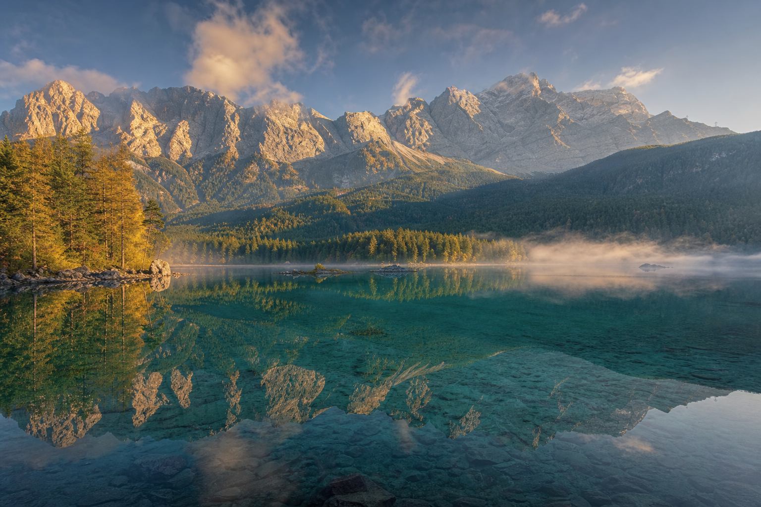 Panorama des Eibsee mit Zugspitze im Hintergrund, kristallklares Wasser und Berggipfel